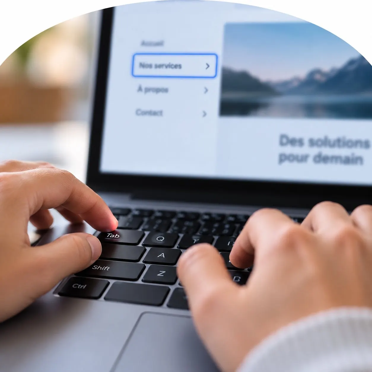 Mains d'une personne naviguant au clavier : la touche Tab déplace le focus sur « Nos services »
